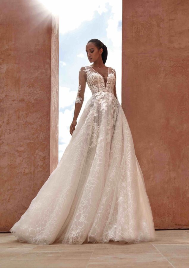 Pronovias 2024, svelati i primi abiti da sposa della linea “The Journey”