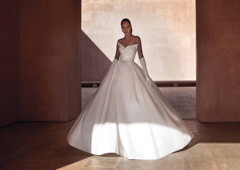 In questa immagine un abito regale della nuova collezione sposa del brand spagnolo.