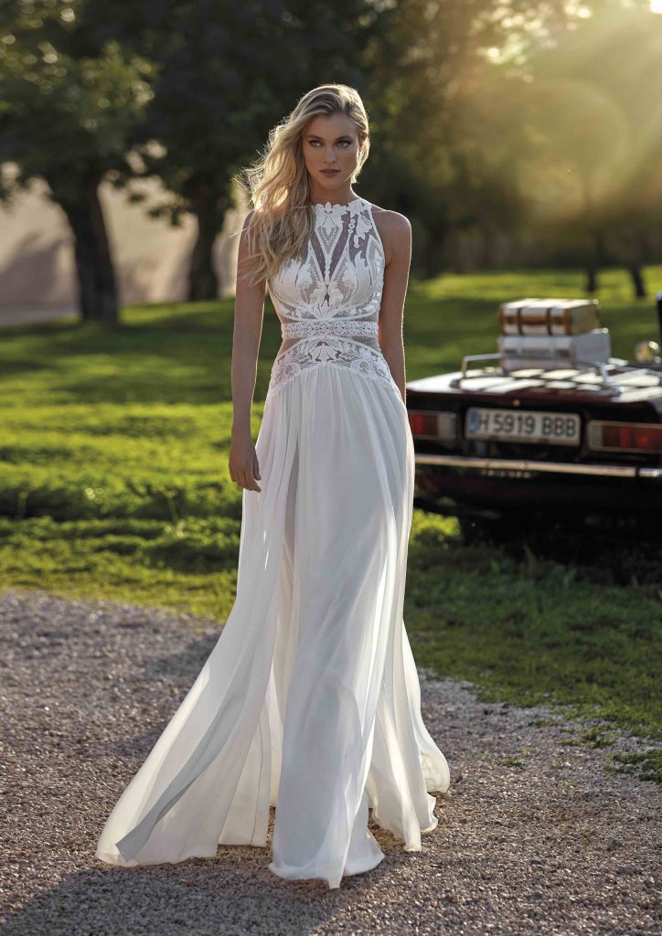 In questa immagine un abito bohemian,della nuova collezione sposa del brand spagnolo.