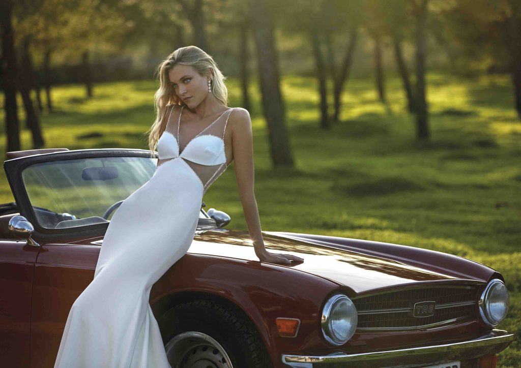 In questa immagine un abito con tagli cut-out della collezione The Journey di Pronovias.