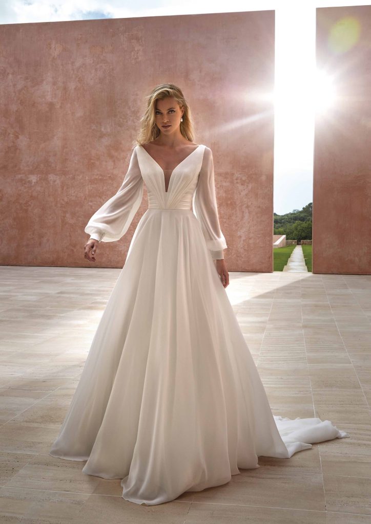 In questa immagine un abito leggero e fluido della collezione The Journey di Pronovias.