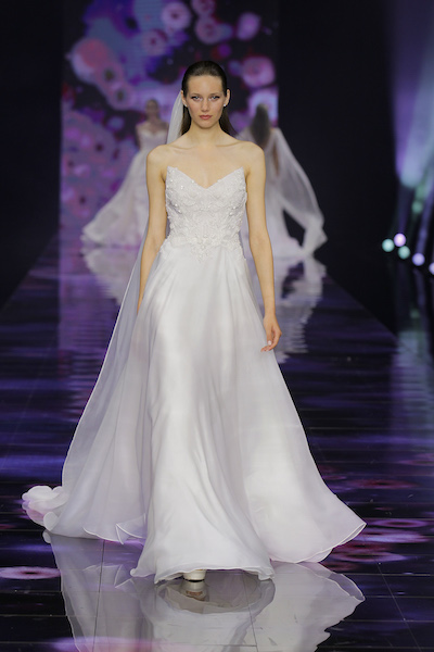 In questa foto una modella sfila con un abito da sposa 2024 di Atelier Pronovias