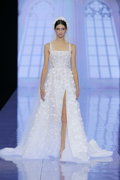 In questa foto una modella con un abito da sposa con scollatura quadrata di Eva Lendel 2024