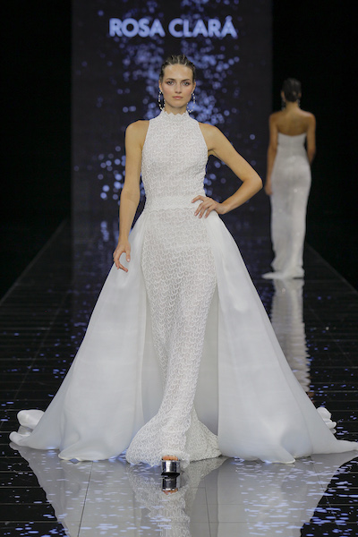 In questa foto una modella indossa un abito da sposa Rosa Clarà 2024 con sovra gonna rimovibile