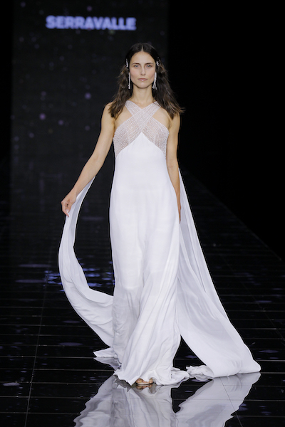 In questa foto una modella sfila sulla passerella della BBFW 2023 mentre indossa un abito da sposa bianco ottico di Studio Serravalle