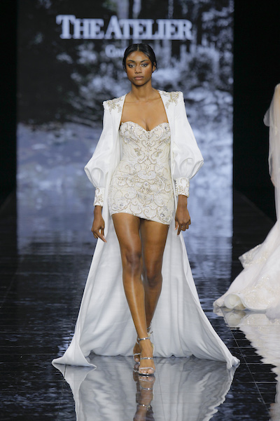 In questa foto una modella sulla passerella della BBFW 2023 con un second dress della collezione sposa The Atelier Couture 2024