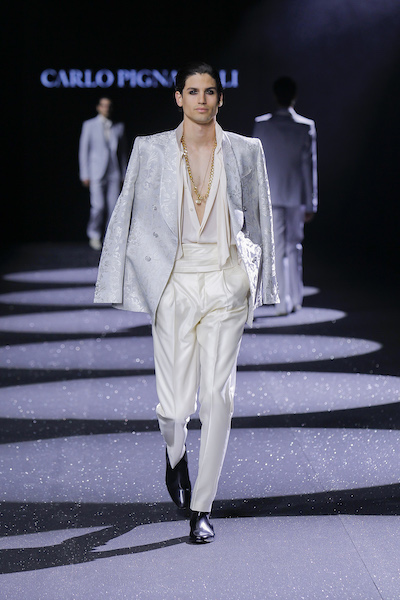 In questa foto un modello sulla passerella della BBFW 2023 mentre indossa un abito da cerimonia uomo Carlo Pignatelli 2024