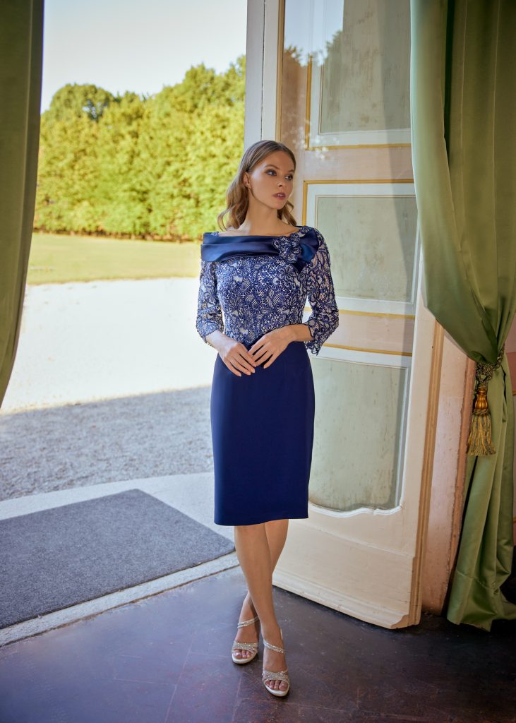 In questa immagine un vestito blu della collezione abiti da cerimonia Musani 2023 dedicato alle mamme della sposa
