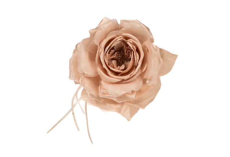 In questa foto un fermaglio a forma di fiore di seta Marco Cucinotta di colore rosa cipria