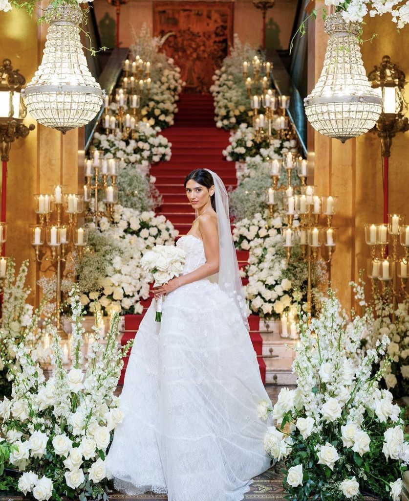 In questa immagine un allestimento per location da matrimonio di Vincenzo D'Ascanio con tantissime rose bianche.