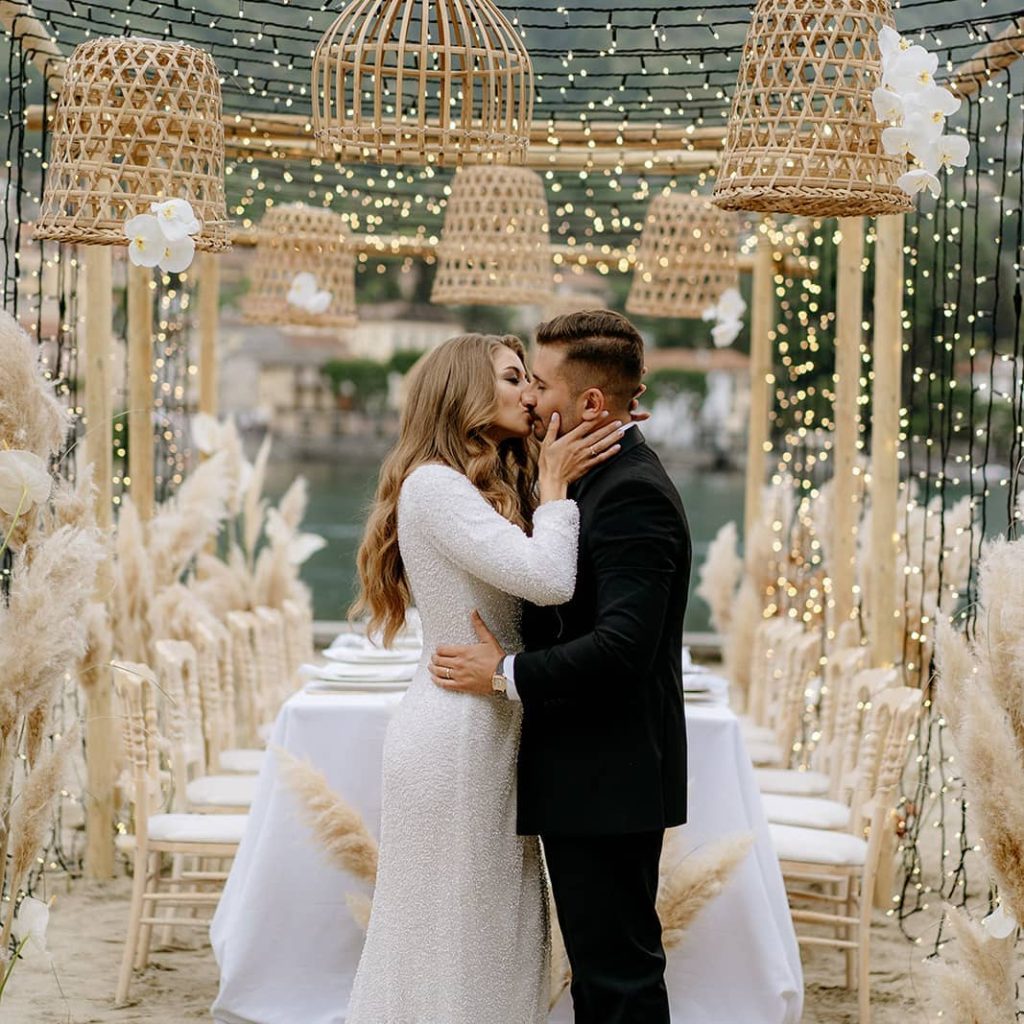 In questa immagine un allestimento per location matrimonio sulla spiaggia.