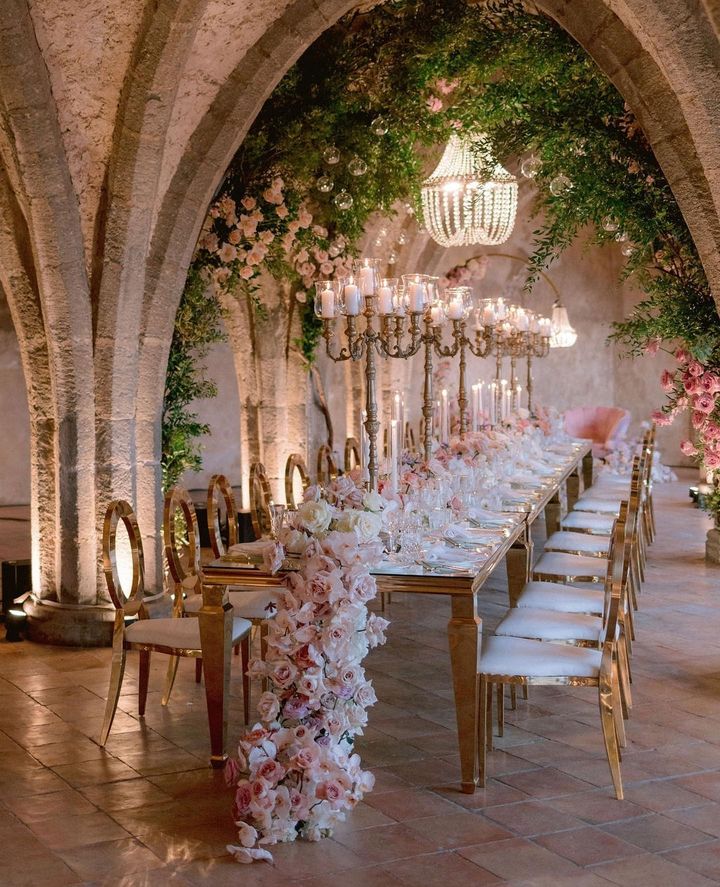 In questa immagine un allestimento per location matrimonio realizzato con un maxi runner floreale e tantissimi candelabri alti. 