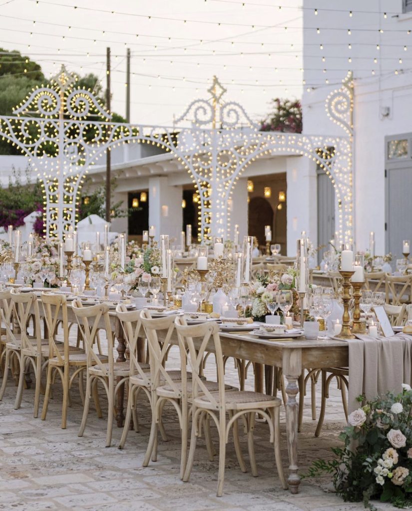 In questa immagine un allestimento per location matrimonio con luminarie tradizionali. 