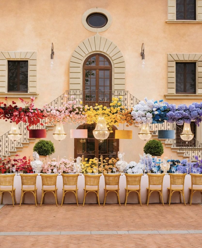 In questa immagine un allestimento per location da matrimonio colmo di fiori colorati firmato da Parade Wedding.