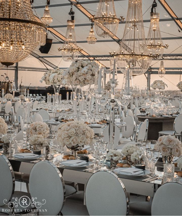 In questa immagine un allestimento per location da matrimonio in total white firmato da Roberta Torresan.