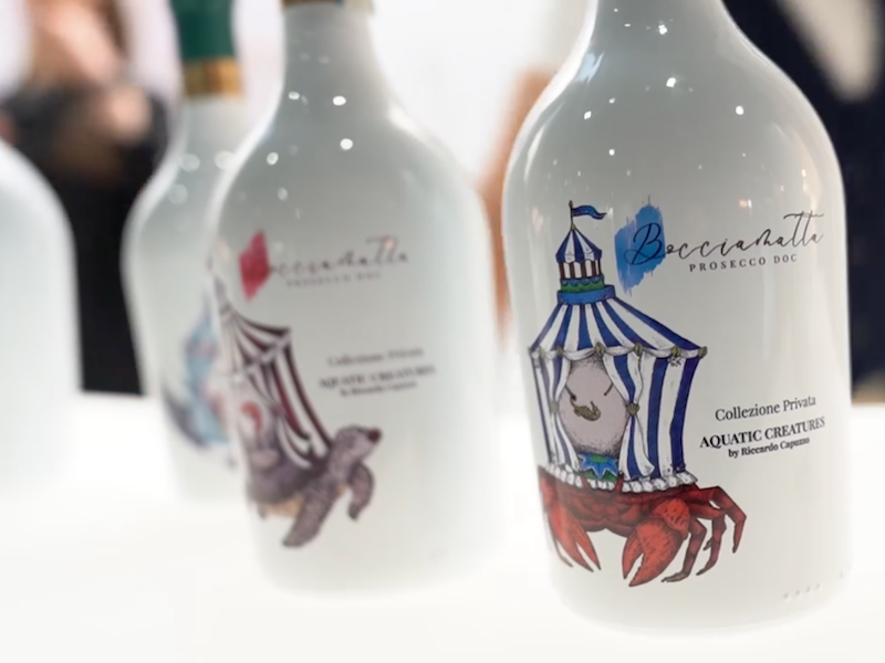 In questa foto il dettaglio delle bottiglie Bocciamatta al Sì Sposaitalia decorate con i disegni fatti a mano di Aquatic Creatures by Riccardo Capuzzo