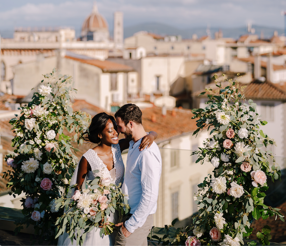 In questa foto due sposti impegnati in un Destination Wedding sui tetti di Firenze