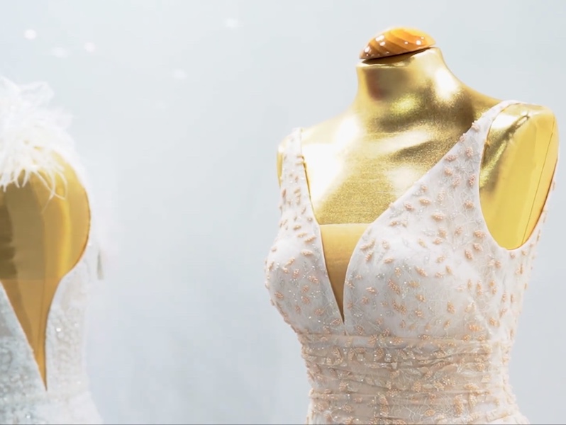 In questa foto due abiti da sposa Higar Novias 2024 esposti su due manichini alla Barcelona Bridal Fashion Week