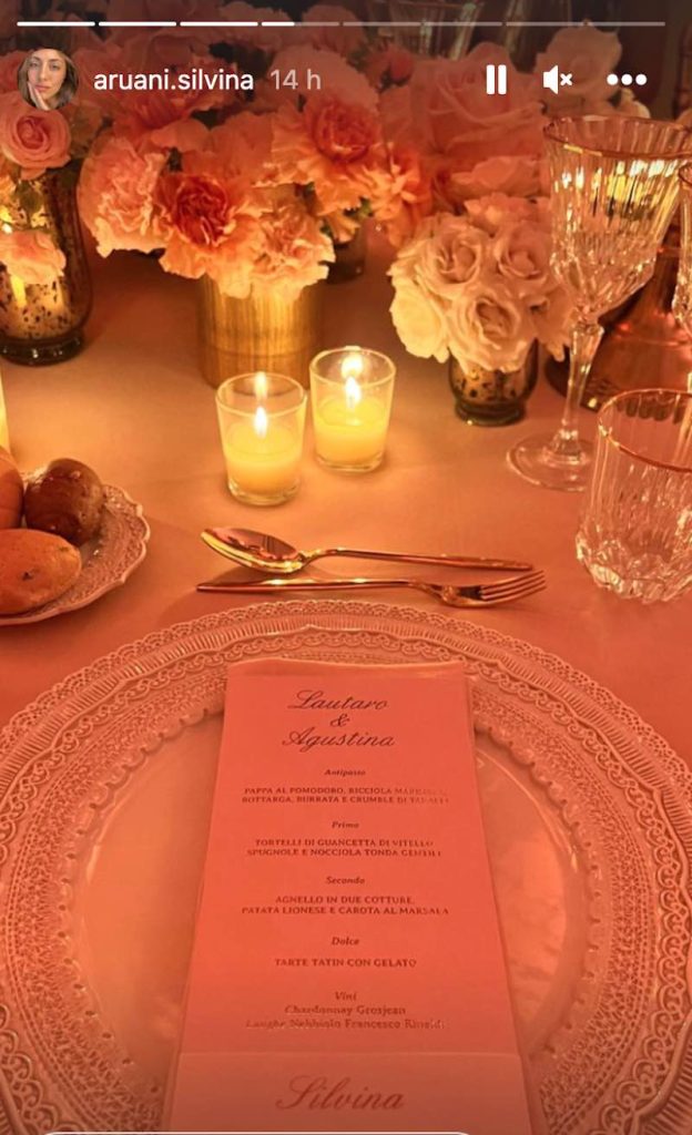 In questa foto il dettaglio della mise en place del matrimonio di Lautaro Martinez e Agustina con il menù e il segnaposto di colore rosa