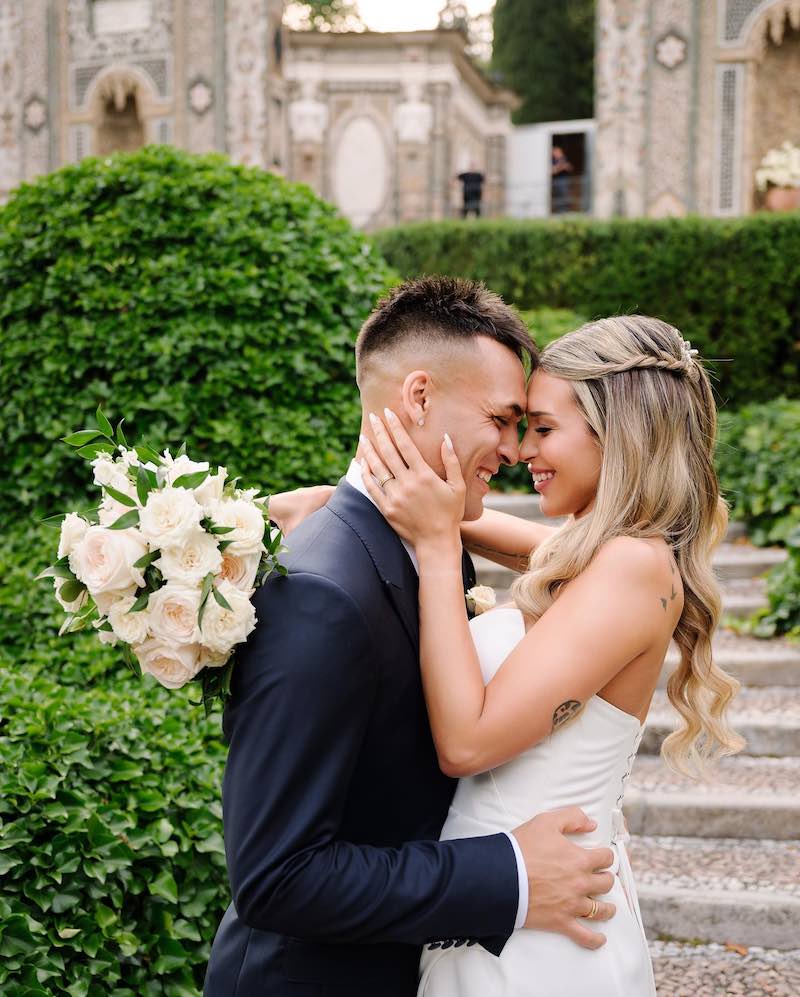 In questa foto Lautaro Martinez e Agustina si tengono abbracciati nel giorno del loro matrimonio