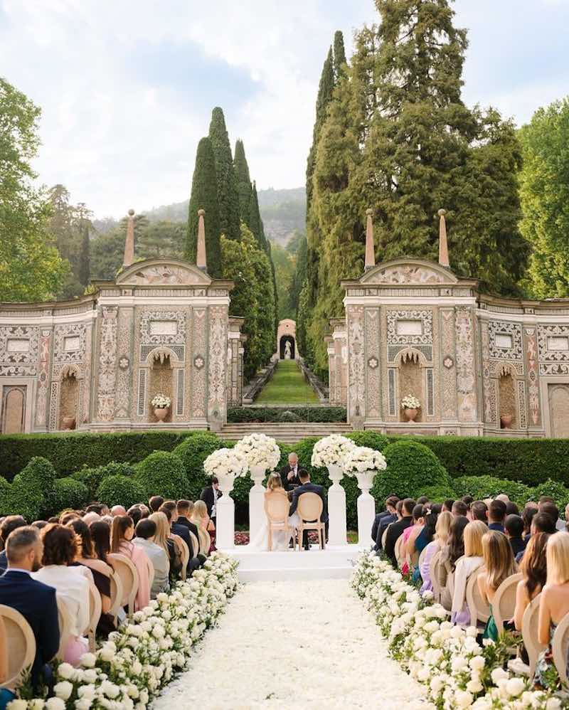 In questa foto il matrimonio di Lautaro Martinez e Agustina nel parco di Villa d'Este a Cernobbio decorato per l'occasione con fiori di colore bianco