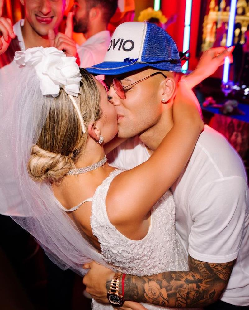 In questa foto Lautaro Martinex e Agustina si baciano durante l'after party del loro matrimonio