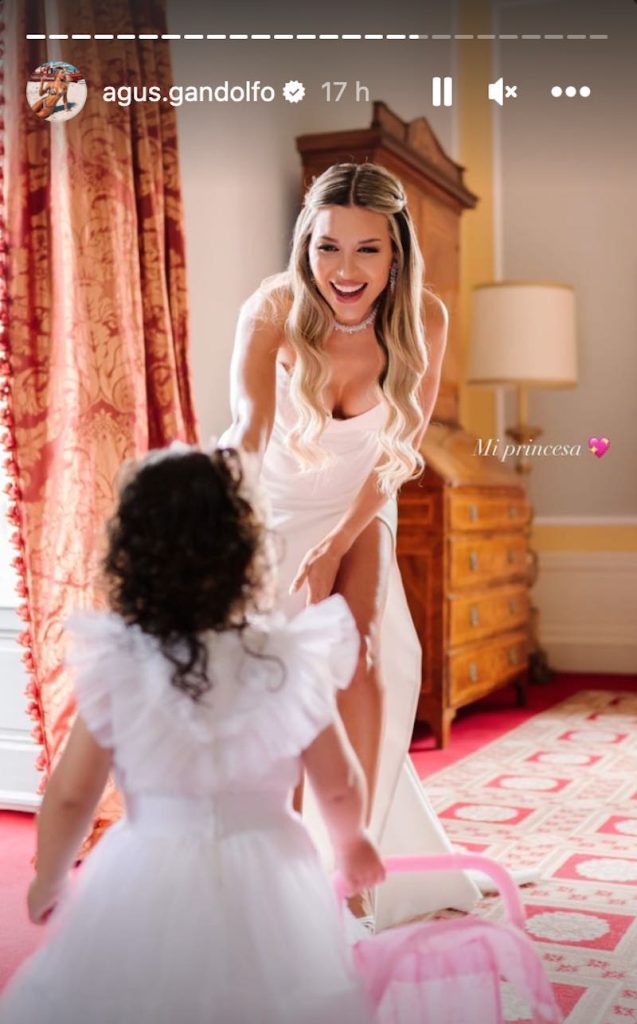 In questa foto Agustina Gandolfo accoglie la figlia Nina di spalle nella stanza in cui si è preparata nel giorn o del matrimonio