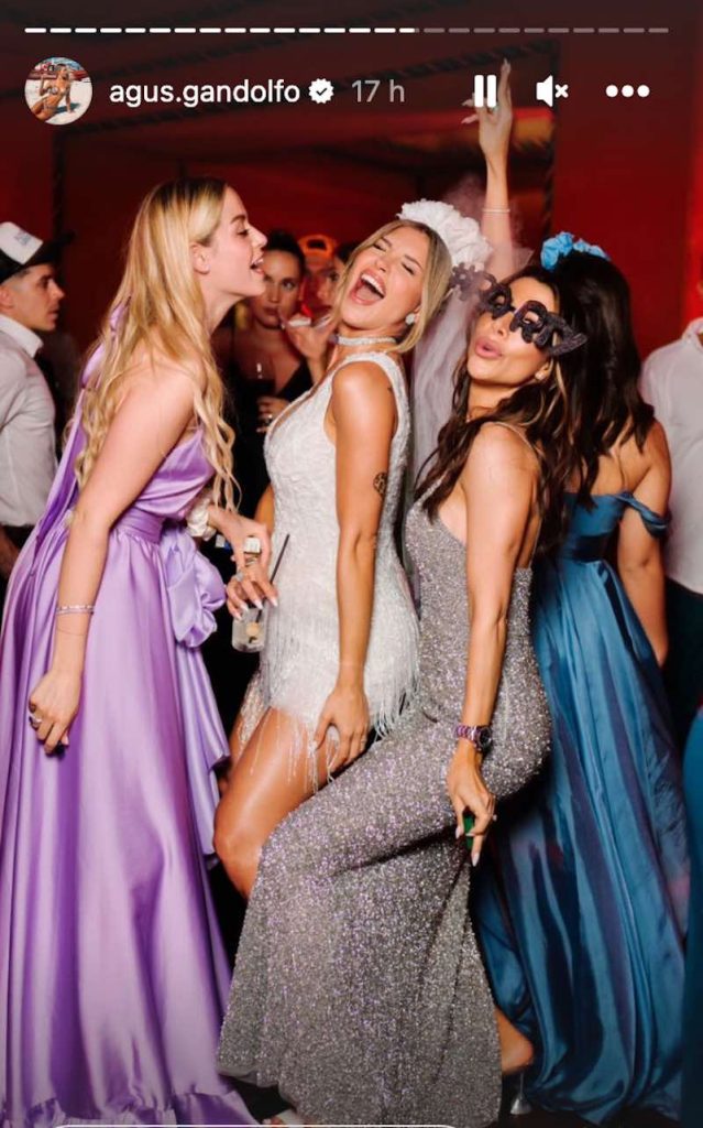 In questa foto Agustina balla insieme alla sue amiche durante l'after party del suo matrimonio