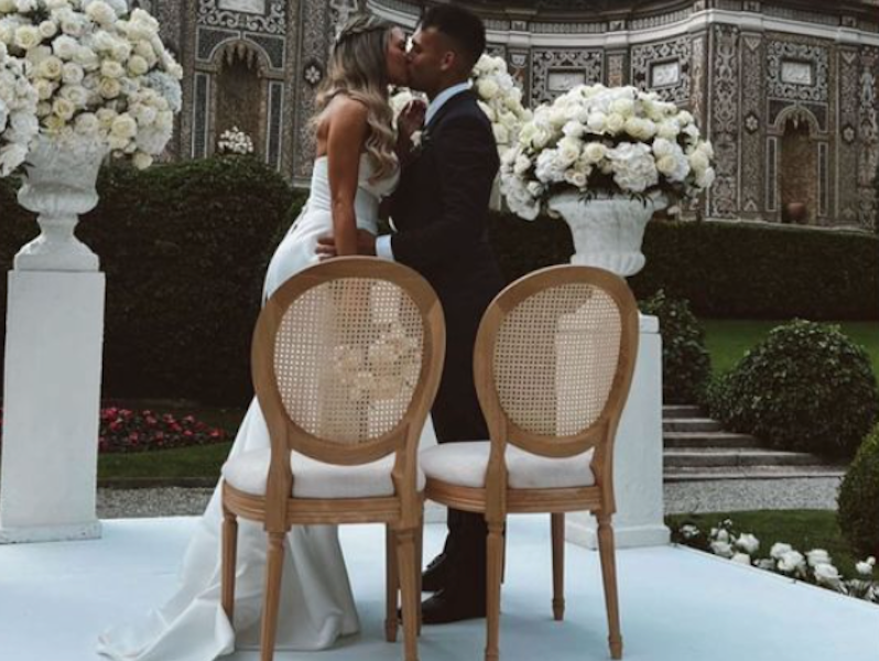 In questa foto il matrimonio di Lautaro Martinez e Agustina Gandolfo mentre si baciano alla fine della cerimonia nel parco di Villa d'Este sul lago di Como