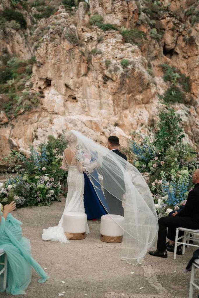 In questa foto Nina Rima e il compagno Giuseppe Elio Nolfo durante la cerimonia civile alla Tonnara di Scopello