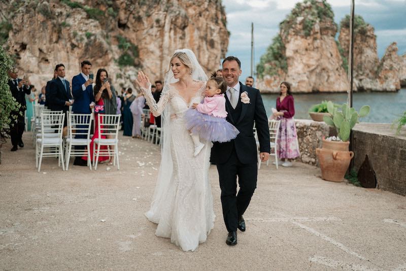 In questa foto Nina Rima e lo sposo Giuseppe Elio Nolfo con la figlia Ella Noa all'uscita dallo spazio della cerimonia civile alla Tonnara di Scopello