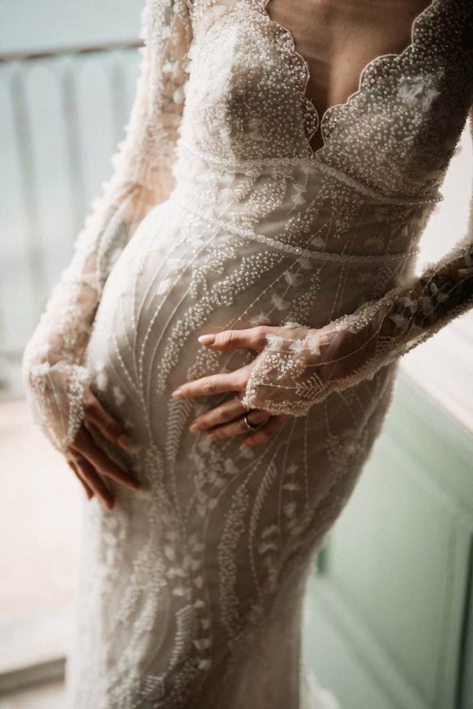 In questa foto il dettaglio dell'abito da sposa di Nina Rima in tulle con ricami 3D di perline 