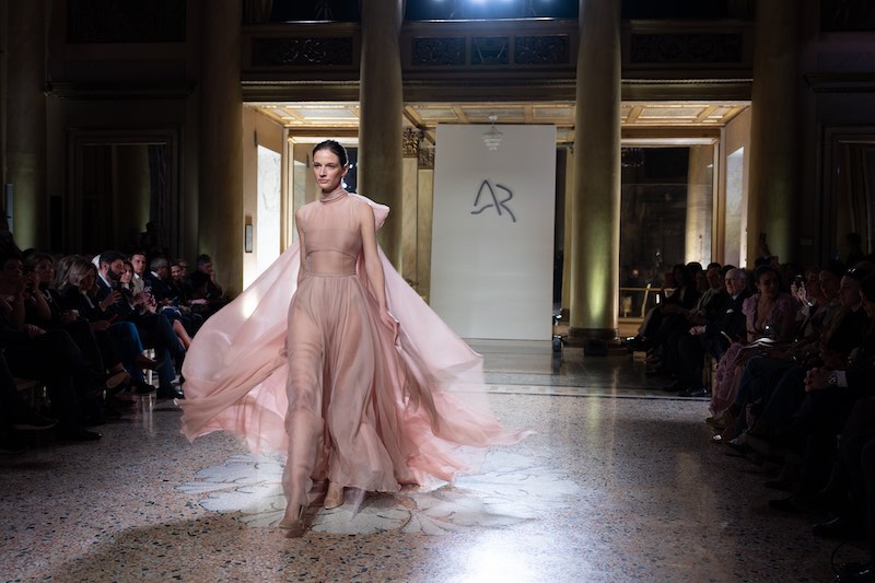 In questa foto una modella sfila indossando un abito da cerimonia Antonio Riva 2024 di colore rosa cipria