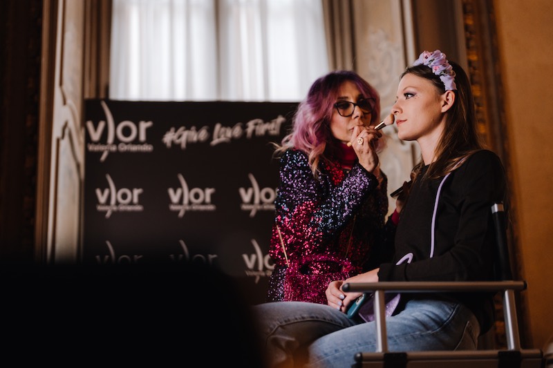 In questa foto la make up artist Valeria Orlando mentre trucca una modella durante la make-up experience del Luxury Bridal Experience alla Milano Bridal Week 2023
