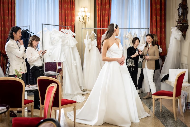 In questa foto una modella indossa un abito da sposa e posa per i buyer al Matrimonio dei Sensi 2023