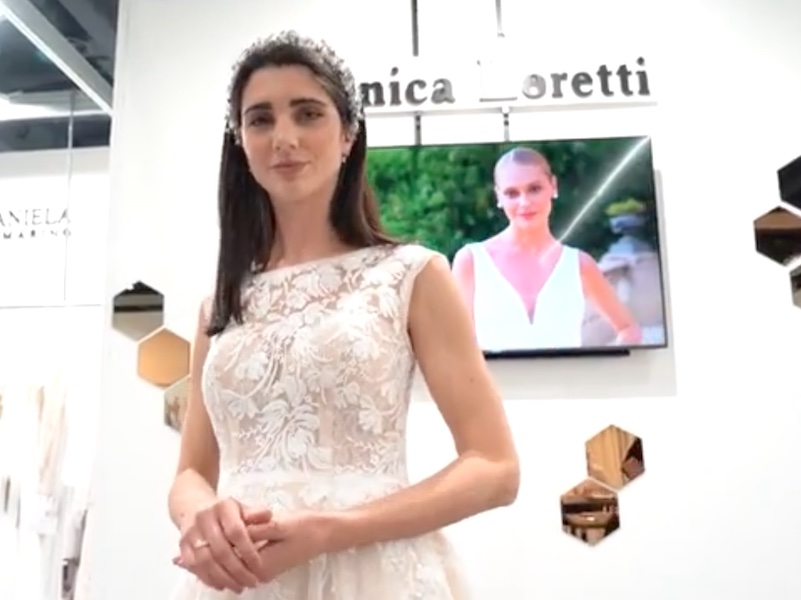 In questa foto una modella indossa un abito da sposa Monica Loretti 2024