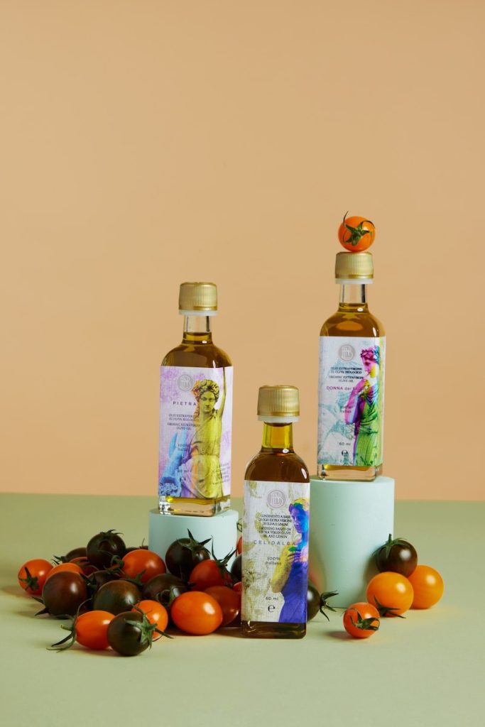 In questa foto tre bottiglie di olio de Le Donne del Notaio pensate come bomboniere di matrimonio