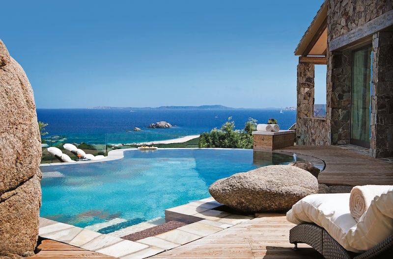 In questa foto una delle piscine vista mare dei resort Delphina