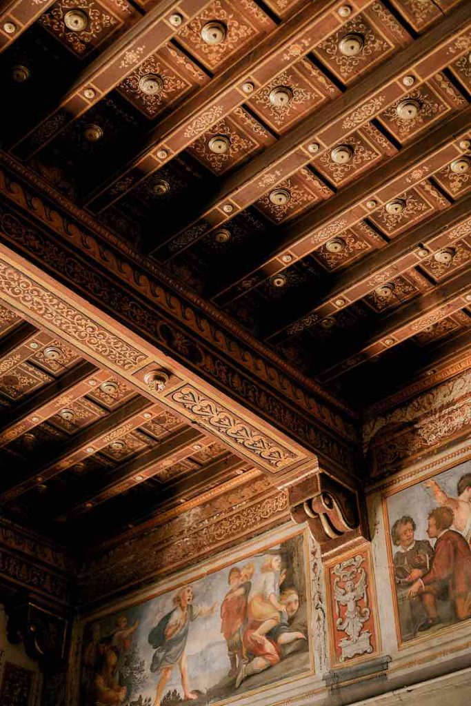 In questa foto un dettaglio del soffitto a cassettoni di Villa Corsini a Mezzomonte
