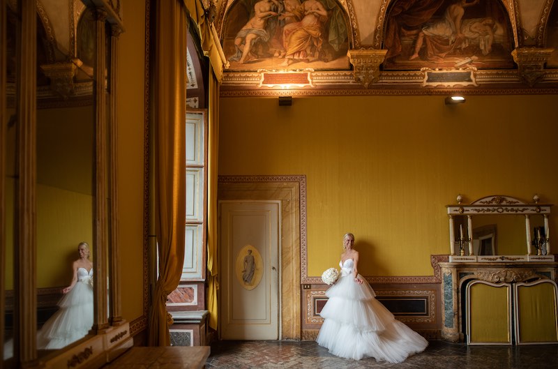 In quest foto una sposa in abito principesco di tulle in una della sale di Villa Corsini a Mezzomonte