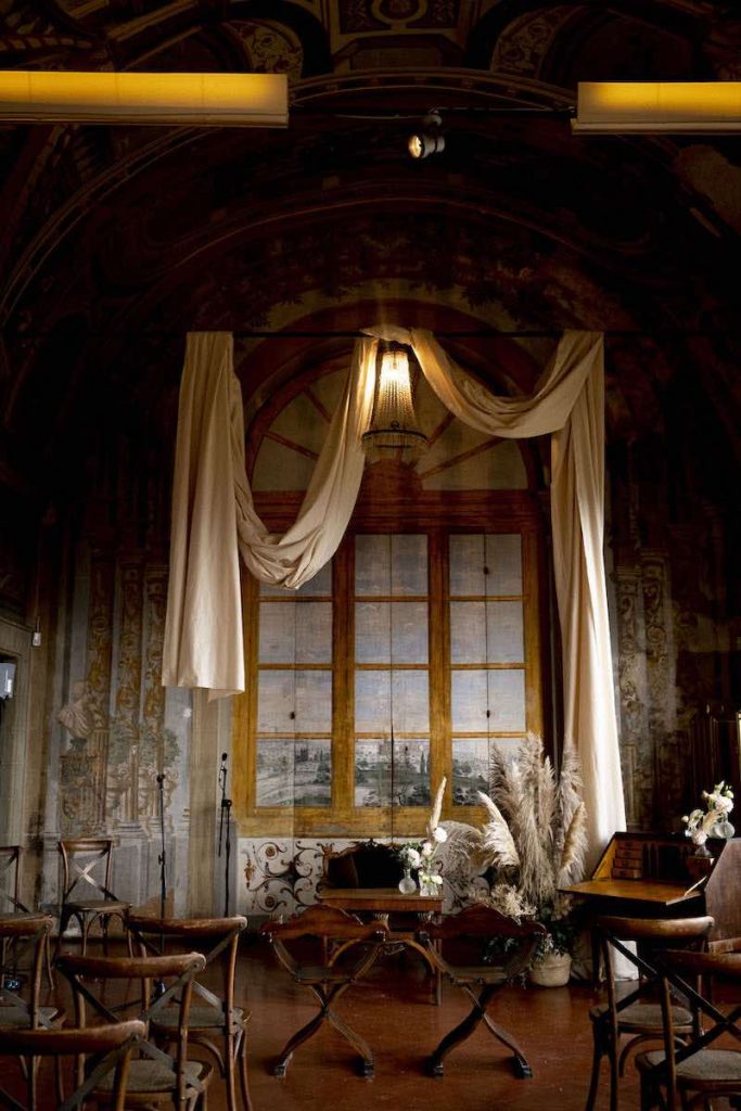 In questa foto una sala di Villa Corsini a Mezzomonte allestita per un matrimonio civile