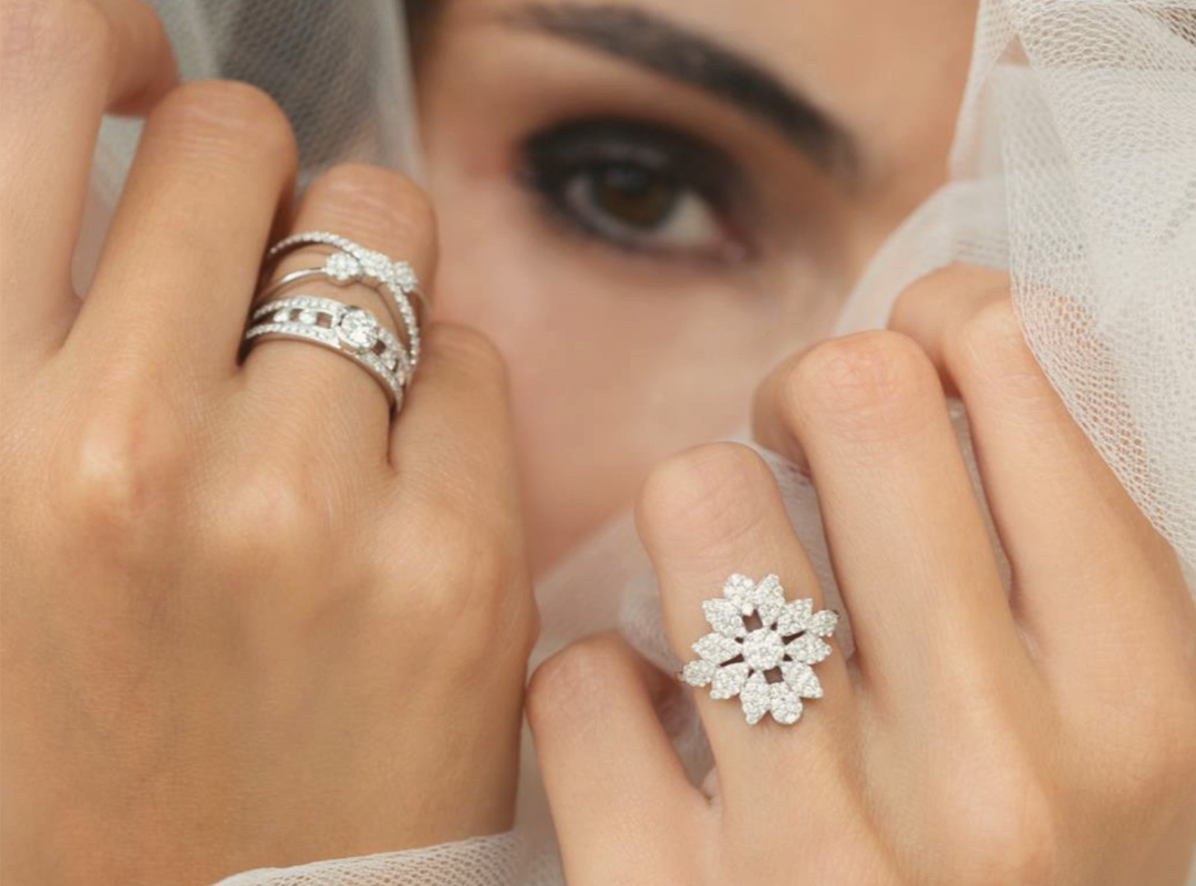 Edenly gioielli per la sposa, nella foto una sposa con le mani sul volto con gli anelli di diamanti in primo piano