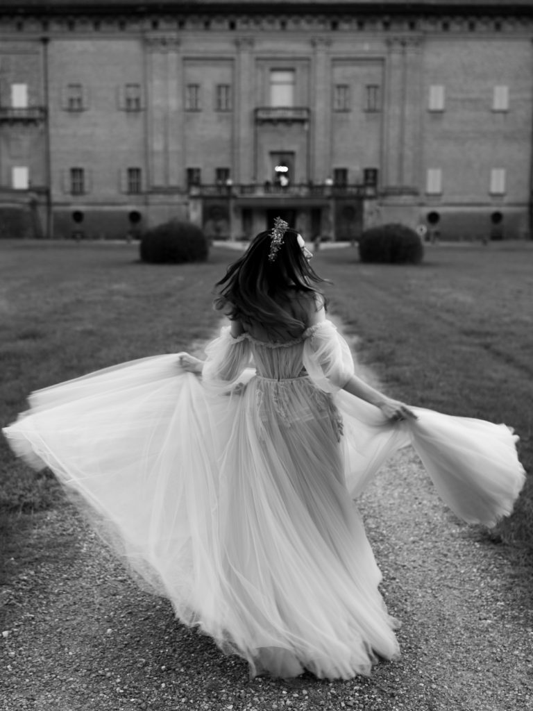 Una foto in bianco e nero della sposa Beatrice in movimento con il suo abito di tulle: è stata realizzata da Silvia Roli, tra i fotografi di matrimonio a Bologna iscritti ad ANFM