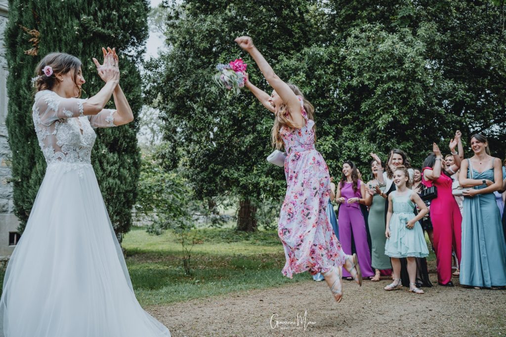 In questa foto il lancio del bouquet delle nozze di Giamila e Giuseppe immortalato da Giovanni Maw, tra i fotografi di matrimonio a Firenze iscritti ad ANFM