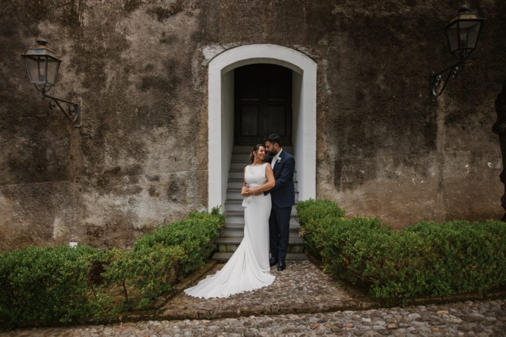 In questa foto gli sposi Simona e Gennaro si abbracciano a villa Soglia: lo scatto è stato realizzato da Francesco Smarrazzo, tra i fotografi di matrimonio a Napoli