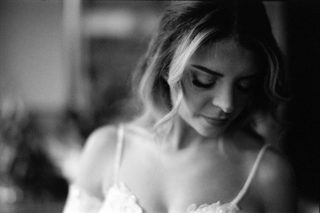 Una foto in pellicola della sposa Simona durante i preparativi realizzata da Luigi Reccia, tra i fotografi di matrimonio a Napoli iscritti ad ANFM