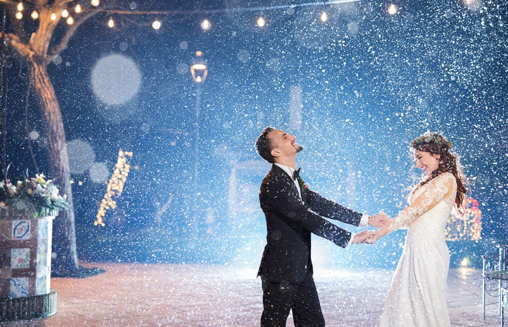 In questa foto gli sposi Agnese e Carlo sotto la pioggia nel servizio fotografico realizzato da Mauro Silvestre