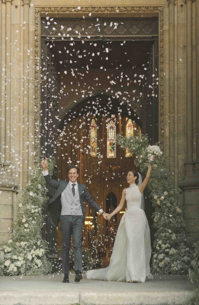 In questa immagine Daniel Clará e Anne-Marie Colling escono dalla chiesa dopo il loro matrimonio