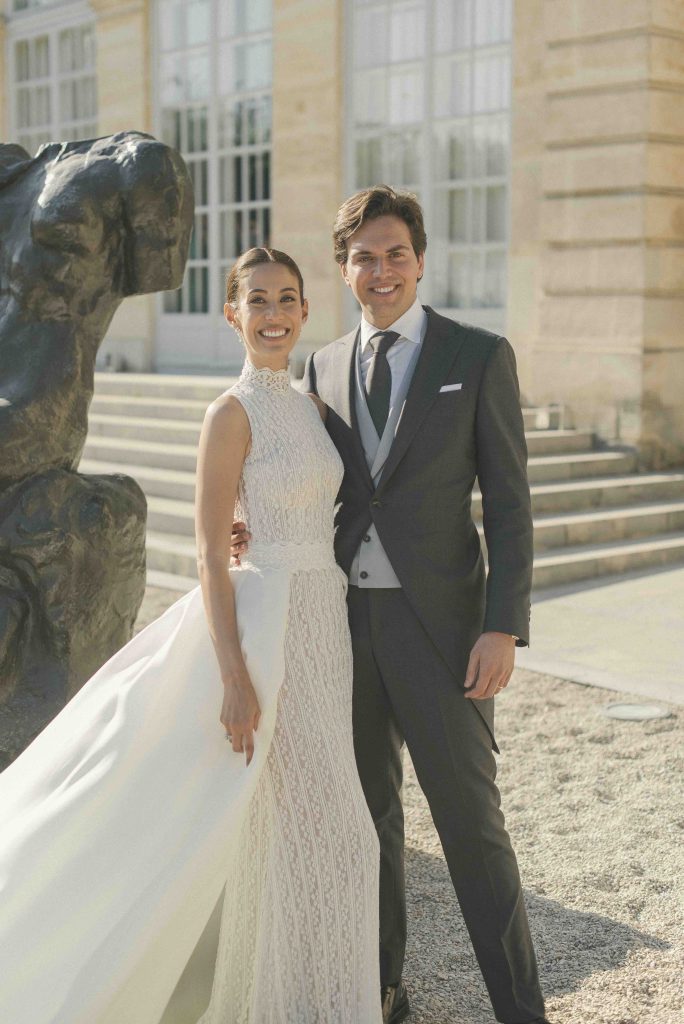 In questa immagine Daniel Clará e Anne-Marie Colling posano felici dopo aver pronunciato il loro sì. 