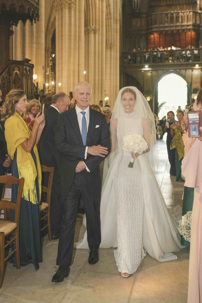 In questa immagine l'ingresso in chiesa di Anne-Marie Colling al braccio del padre. 